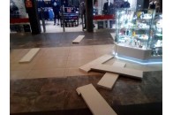 У Луцьку в торговому центрі обвалились елементи стелі