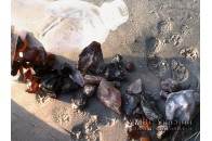 Під Маневичами на повну копають бурштин, там же ж його і продають усім охочим