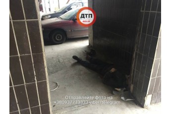 Чоловік, у якого не було коштів на лікування, помер під стінами лікарні у Києві (Фото)