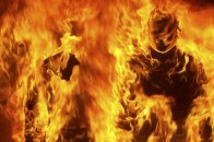 Чоловік облив доньку, дружину і тещу розчинником та підпалив