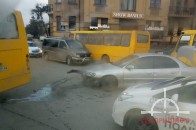 У центрі Луцька легковик врізався в маршрутку