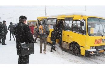 Лучани скаржаться на довгий інтервал між маршрутками у морозну погоду