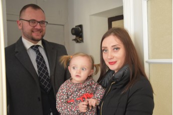 Радник міського голови Ігор Поліщук вручив ключі від квартири дитині-сироті Юлії Чаус