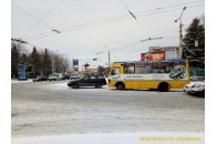 На перехресті біля 