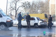 У Луцьку бус влетів у дідуся на 