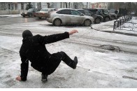 Українців попереджають про сильний вітер та ожеледицю