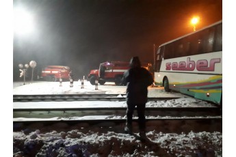 На Волині рятували автобус, який застряг посеред колії