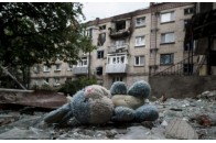Українців вразило відео, як боєць АТО рятує дитину від обстрілів