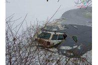 Водій автівки, яка провалилась під кригу, намагався вилізти через багажник (Відео)