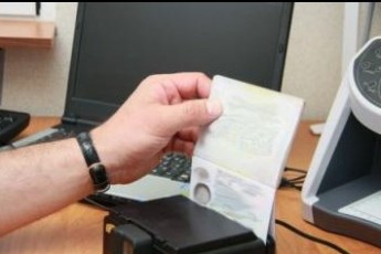 Луцькі прикордонники затримали чоловіка, який намагався перетнути кордон з підробним паспортом