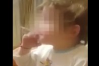 Сувора Росія: батьки зняли відео, як курить їх 2-річна донька (Відео 18+)
