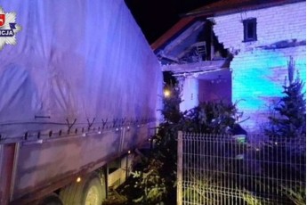 Українець на вантажівці заснув за кермом та протаранив будинок у Польщі