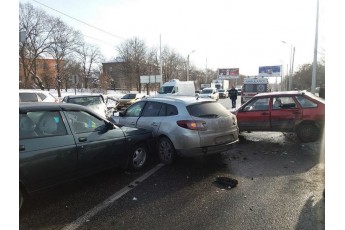 Масова ДТП сталась у Харкові – зіштовхнулись 5 авто