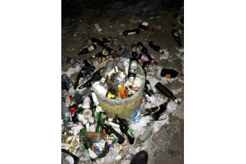 На Волині зупинка біля траси перетворилася на сміттєзвалище