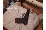 Озброєний лучанин хотів потрапити у чужу квартиру (Відео)