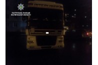 Вночі у Луцьку п’яний водій на вантажівці в’їхав у припаркований легковик