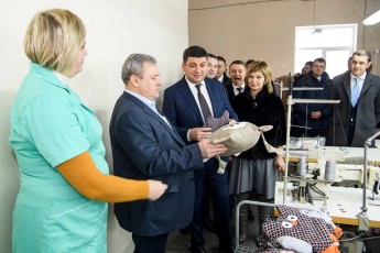У працівників легкої промисловості зарплати зростуть на 30% , – Гройсман
