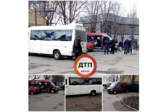Невідомі обстріляли пасажирські мікроавтобуси у Києві