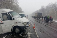 Місиво з автівок у Києві: довжелезний затор та черга 
