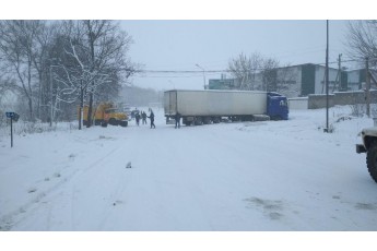 У Луцьку вантажівка злетіла з дороги