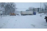 У Луцьку вантажівка злетіла з дороги