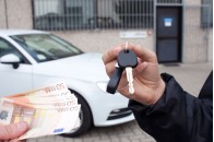 Українці почали купувати більше авто