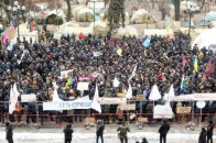 Під стінами парламенту сотні людей вимагають підвищення пенсій