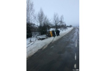 Під Луцьком автомобіль злетів з дороги