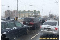 Через ДТП поблизу 