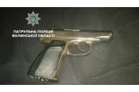 У Луцьку двоє чоловіків обстріляли автомобіль
