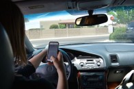 Водіям заборонили користуватись телефоном навіть не під час руху