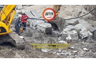 У Києві чоловіка розчавило бетонними блоками (Фото)