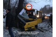 У Києві зіткнулися дві маршрутки, обидві від удару вилетіли з дороги: чимало постраждалих