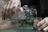 В луцькому гаражі розливали фальсифіковану горілку відомих брендів