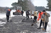 На Волині селяни самотужки взялися за ремонт дороги