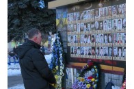 Лампадки, хвилина мовчання і гімн: у Луцьку згадали тих, хто поклав своє життя у боротьбі за незалежність