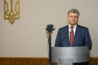 Суд припинив допит Порошенка після питання про Мальдіви