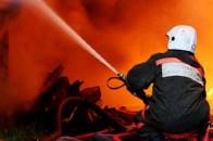 Як дівчина вистрибнула із балкону палаючої квартири, а сусід стріляв у пожежників з пневмата. ВІДЕО