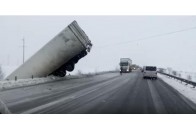 Фура вилетіла у кювет і зависла над дорогою (Відео)