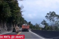Народився у сорочці: автомобіліст дивом уникнув зіткнення із каменюкою (Відео)
