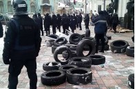 Сутички під ВР: активісти кидалися вибухівками, поранено 2 поліцейських