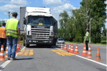 Українських перевізників хочуть штрафувати за знищення доріг