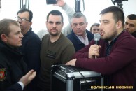 Данильчук у Луцькраді слухає музику, а між депутатами шарпанина
