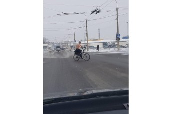 Луцьком їздить напівоголений  велосипедист
