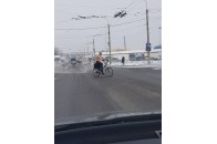 Луцьком їздить напівоголений  велосипедист