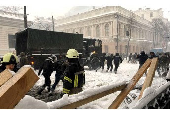 Під Верховною Радою знову відбулись сутички з поліцією