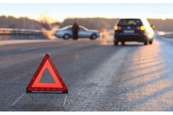 На Волині авто на швидкості злетіло в кювет та перевернулось, є постраждалі