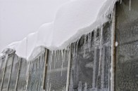 У Києві на голову жінці впала бурулька
