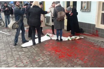 В Ужгороді учасниць акції за права жінок облили фарбою