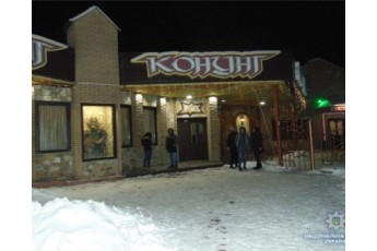 В одному з київських кафе чоловіка полоснули по горлу перукарською бритвою. (ФОТО 18+)